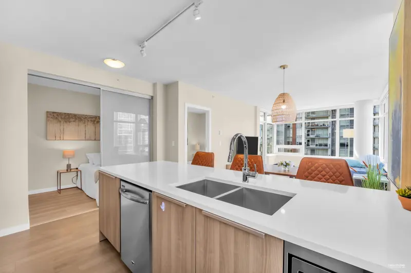 2909 6461 TELFORD AVENUE - photo 4 of 25