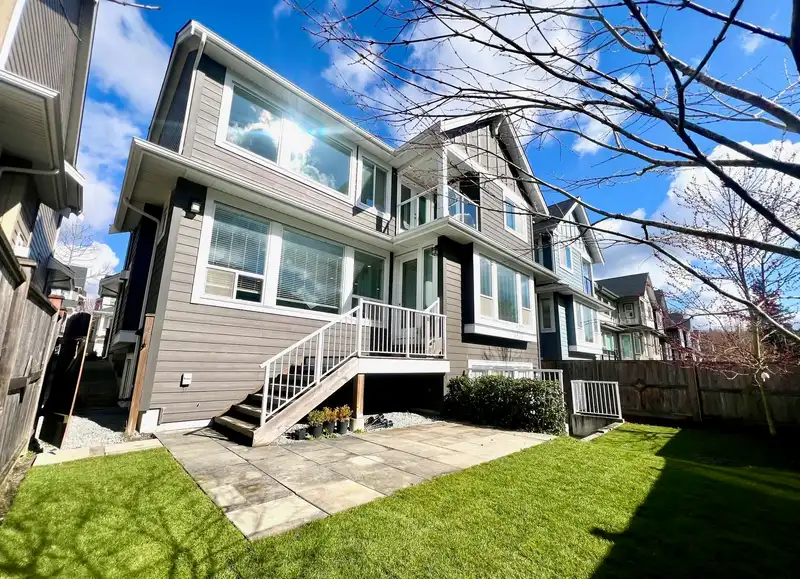 16756 17B AVENUE - photo 3 of 34