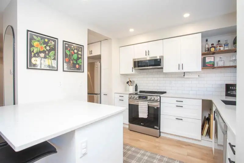 202 1381 MARTIN STREET - photo 4 of 30
