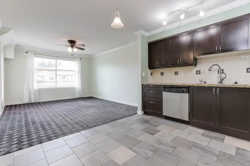 402 2511 KING GEORGE BOULEVARD - photo 4 of 20