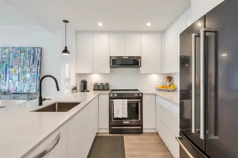 2506 2180 KELLY AVENUE - photo 1 of 25