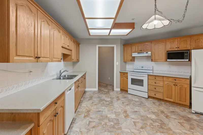 409 2626 COUNTESS STREET - photo 3 of 25