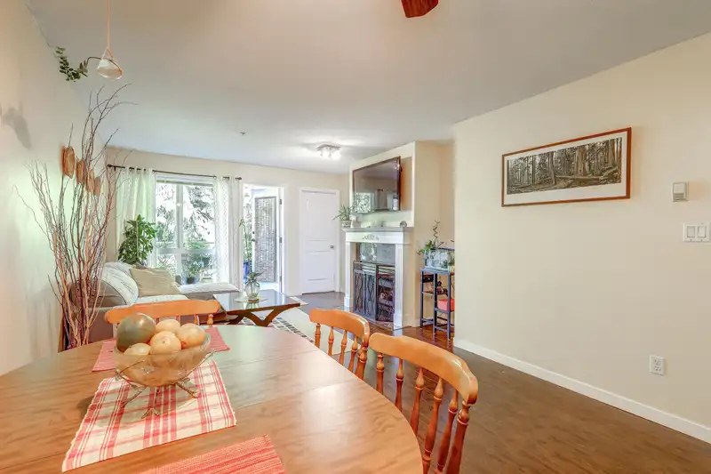 302 15342 20TH AVENUE - photo 4 of 34