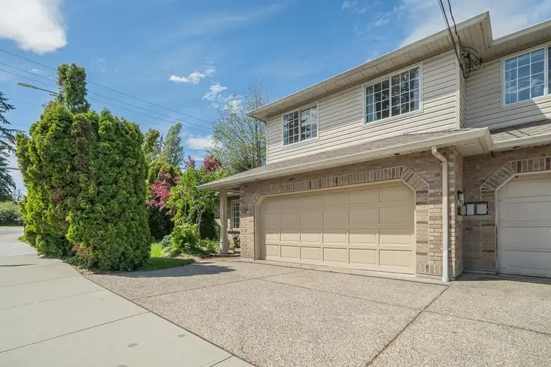 15413 20 AVENUE - photo 2 of 35