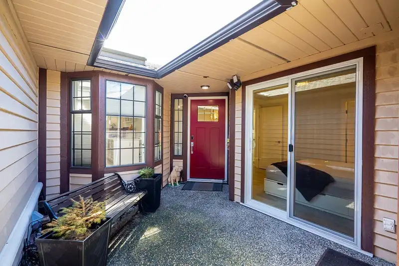 7 15166 20 AVENUE - photo 3 of 35