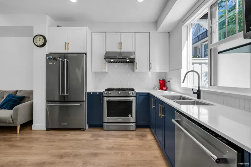 103 707 ROBINSON STREET - photo 4 of 25