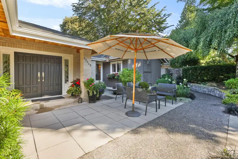 12549 27 AVENUE - photo 2 of 40