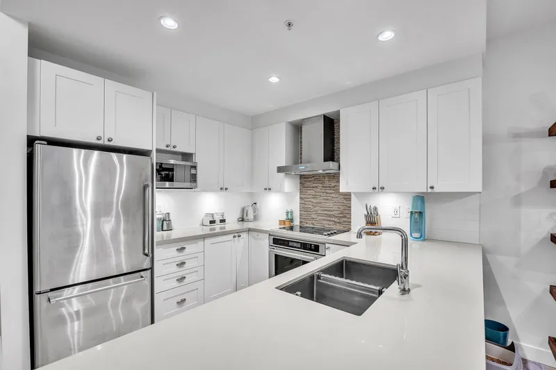 306 3399 NOEL DRIVE - photo 4 of 20