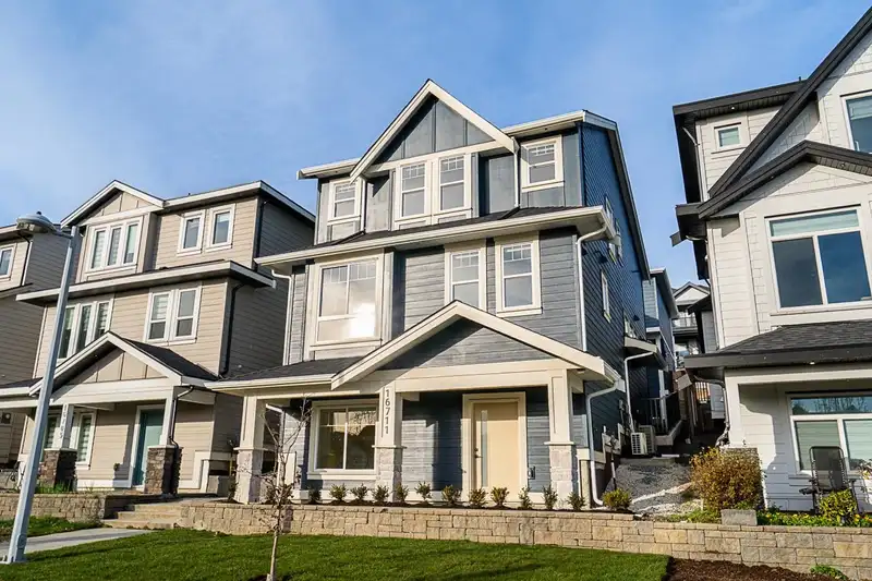 16711 16 AVENUE - photo 1 of 40