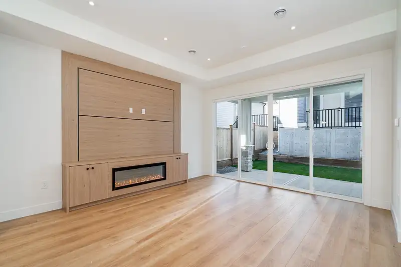 16711 16 AVENUE - photo 3 of 40