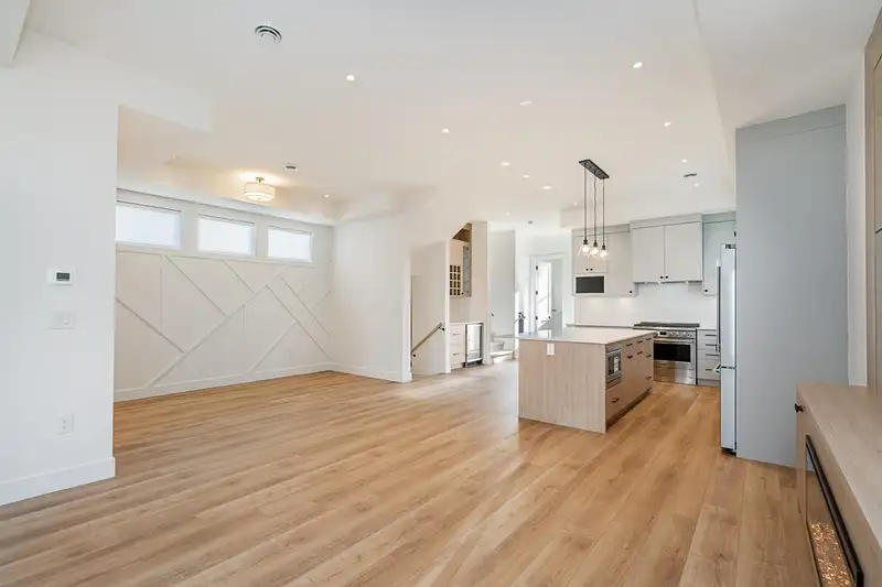 16711 16 AVENUE - photo 4 of 40