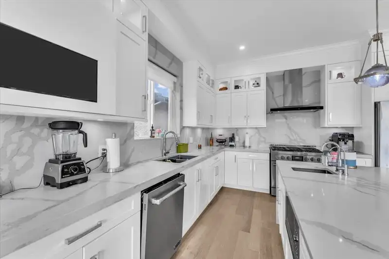 16520 20A AVENUE - photo 4 of 19
