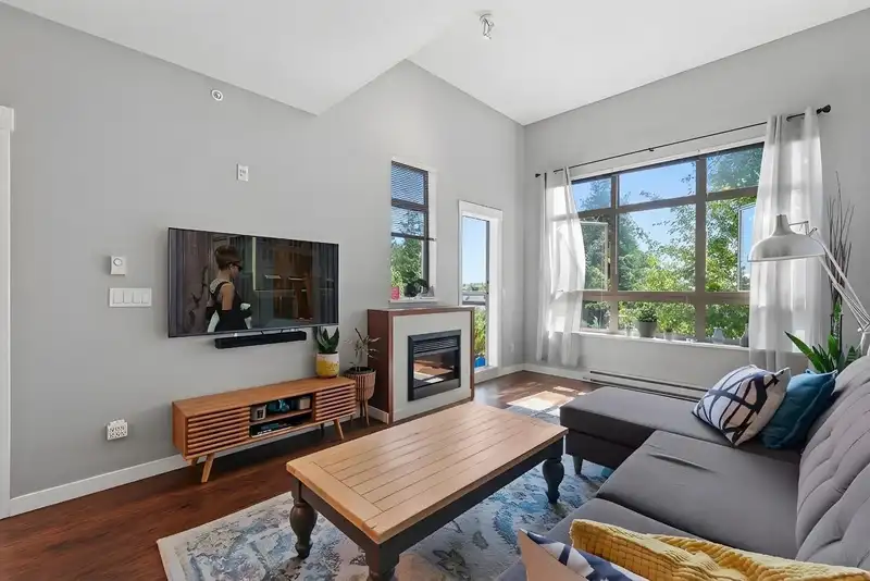 421 15918 26 AVENUE - photo 3 of 22