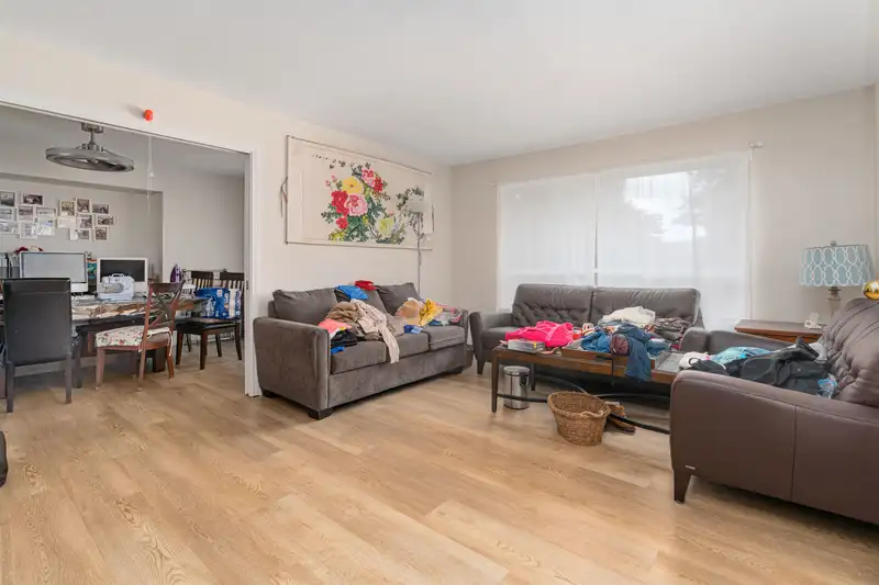 13139 14 AVENUE - photo 4 of 33