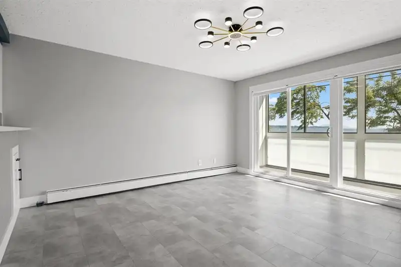 110 14881 MARINE DRIVE - photo 4 of 16