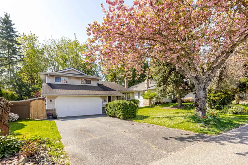 1015 163 STREET - photo 2 of 34