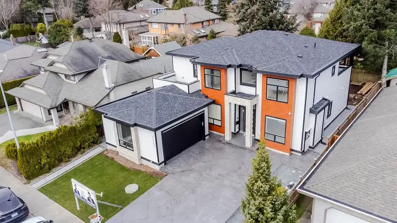 14963 20 AVENUE - photo 3 of 23